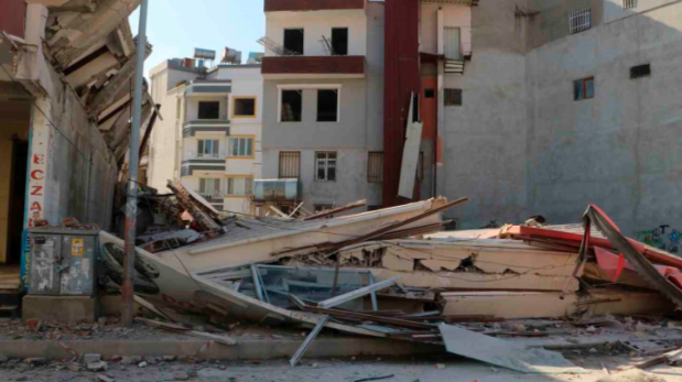 Ekmek teknelerinin üzerine  3 katlı bina çöken kadın  gözyaşlarına hakim olamadı